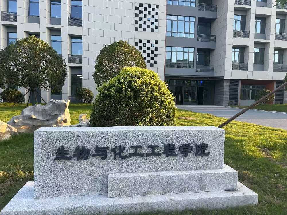 新林区扬州职业大学体育场高杆灯项目